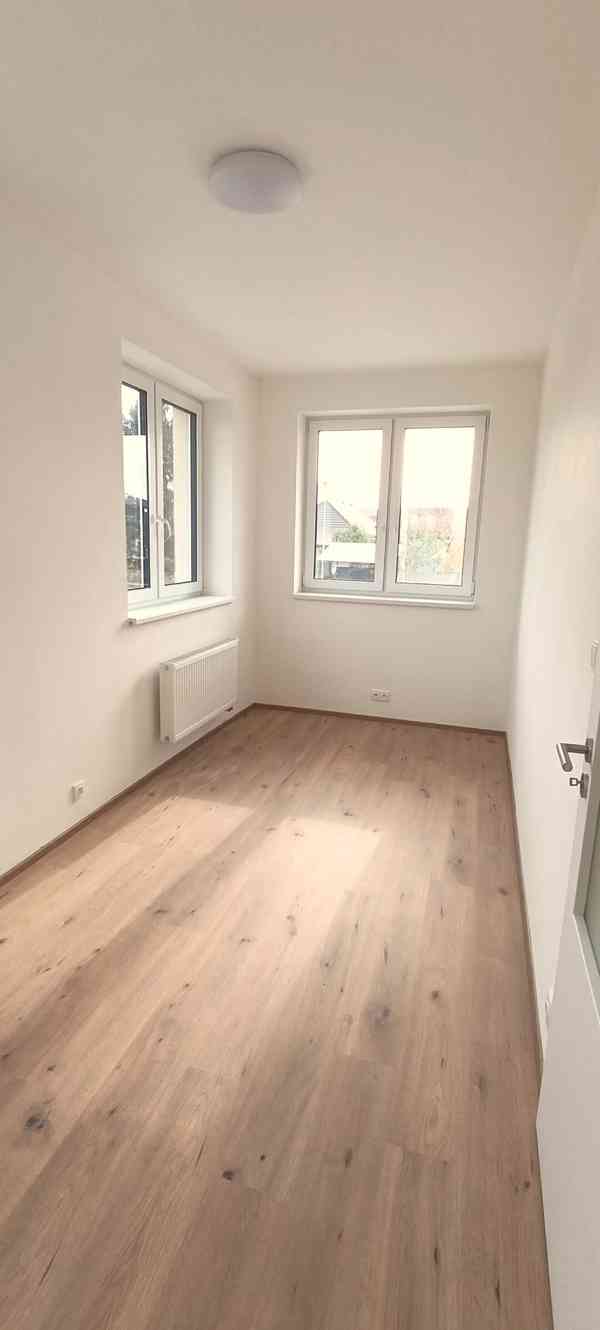 Prostorný a originálně řešený byt 2+kk s terasou a zahrádkou - foto 5