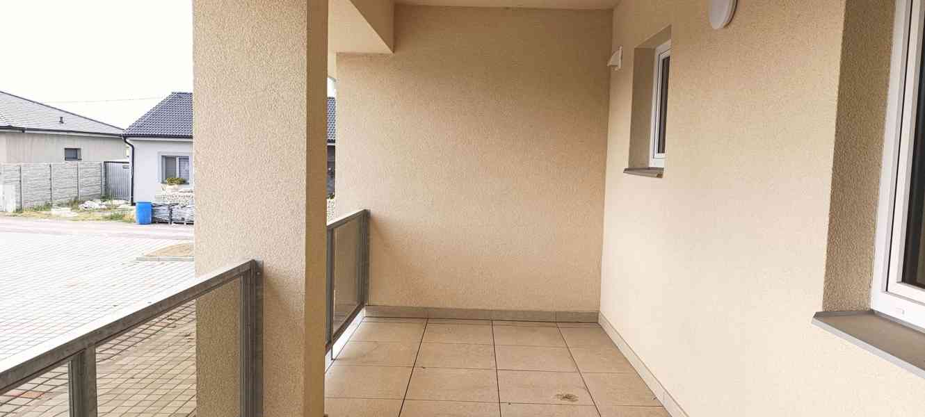 Prostorný a originálně řešený byt 2+kk s terasou a zahrádkou - foto 15