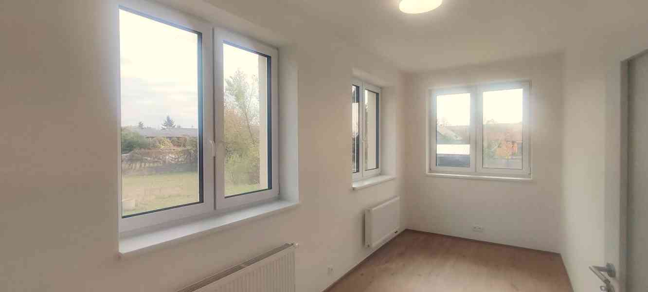 Prostorný a originálně řešený byt 2+kk s terasou a zahrádkou - foto 11