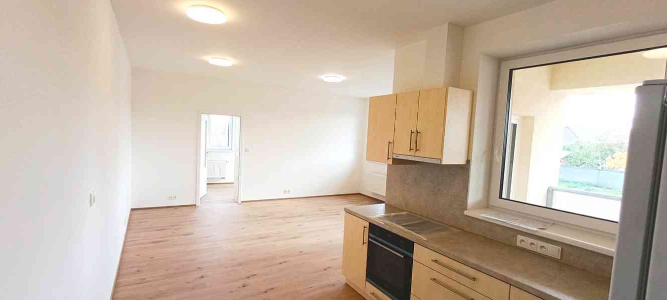 Prostorný a originálně řešený byt 2+kk s terasou a zahrádkou - foto 9