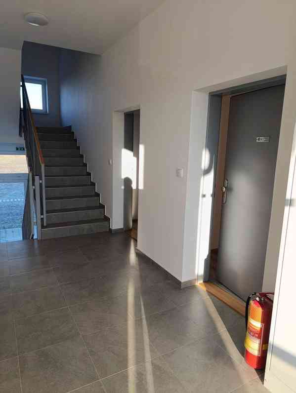 Prostorný a originálně řešený byt 2+kk s terasou a zahrádkou - foto 7