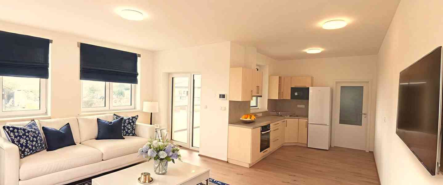 Prostorný a originálně řešený byt 2+kk s terasou a zahrádkou - foto 2