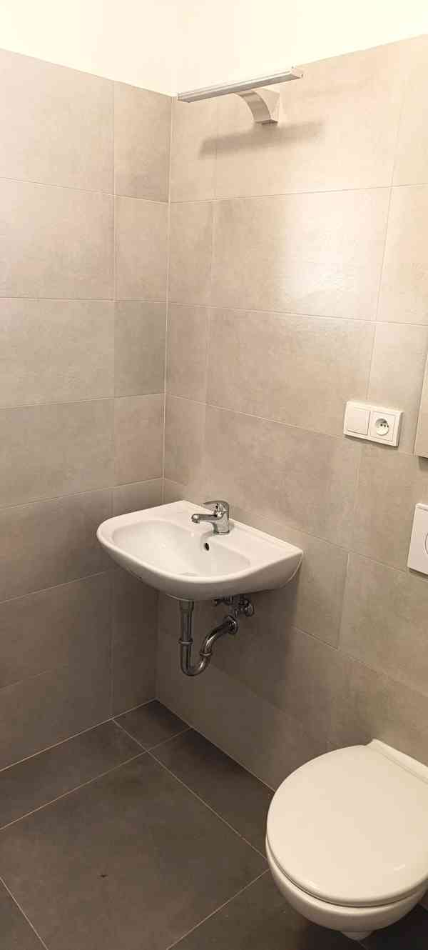 Prostorný a originálně řešený byt 2+kk s terasou a zahrádkou - foto 13