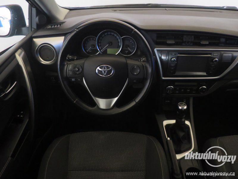 Toyota Auris 1.4, nafta, rok 2013 - foto 2