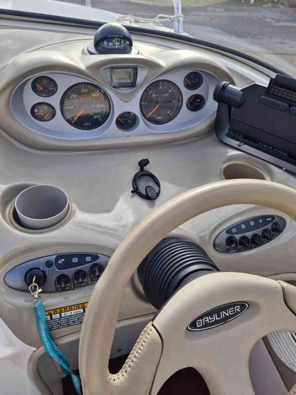 motorová loď BAYLINER CAPTIVA 192 - foto 18