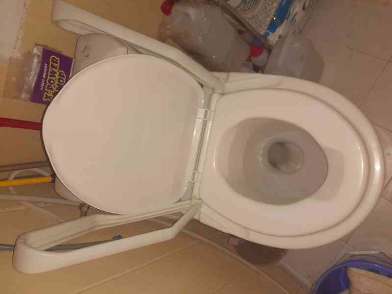 Toaletní nástavec s poklopem a odklopnými madly Meyra - foto 3