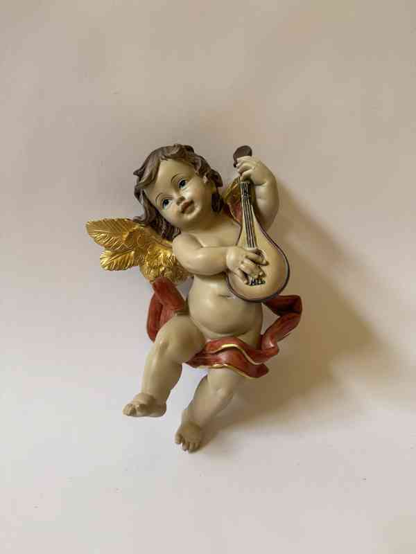 Barokní anděl s loutnou - červený šál - foto 1