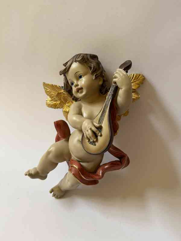 Barokní anděl s loutnou - červený šál - foto 2