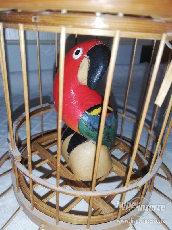 Papoušek ve dřevěné kleci - foto 2