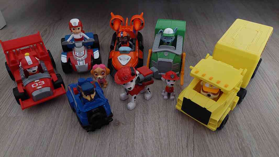 Tlapková patrola autíčka + postavy v ceně 2000 Kč