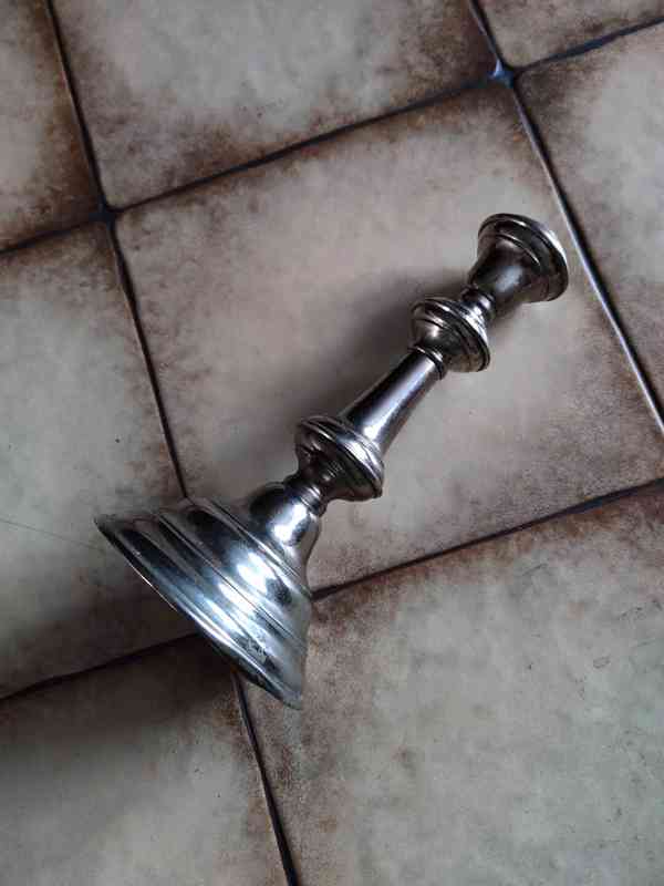 Starožitná porcelánová váza + cínový svícen - foto 4