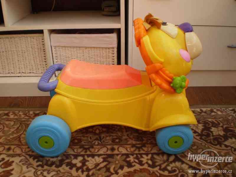 Chodítko a zároveň i odrážedlo se zvuky zn. FISHER-PRICE - foto 4