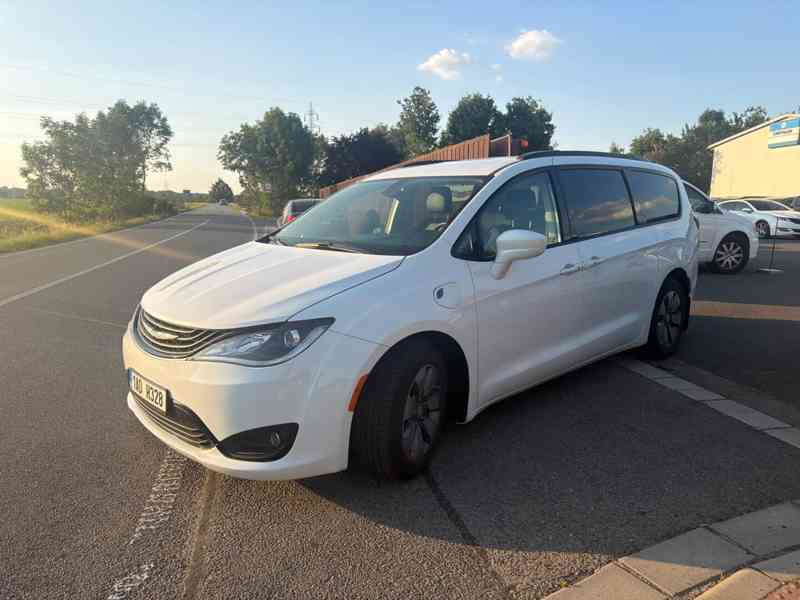Chrysler Pacifica 3,6 L DVD Hybrid Plug In 2018 - foto 2