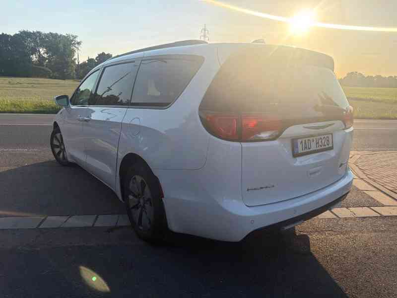 Chrysler Pacifica 3,6 L DVD Hybrid Plug In 2018 - foto 3