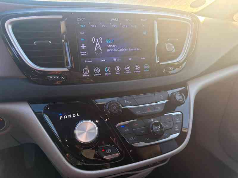 Chrysler Pacifica 3,6 L DVD Hybrid Plug In 2018 - foto 18