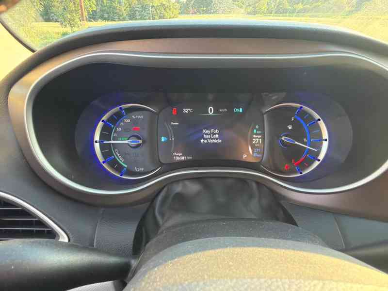 Chrysler Pacifica 3,6 L DVD Hybrid Plug In 2018 - foto 17