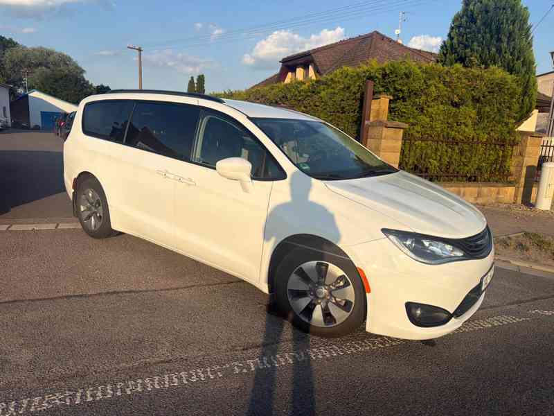 Chrysler Pacifica 3,6 L DVD Hybrid Plug In 2018 - foto 1