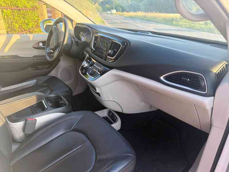 Chrysler Pacifica 3,6 L DVD Hybrid Plug In 2018 - foto 10