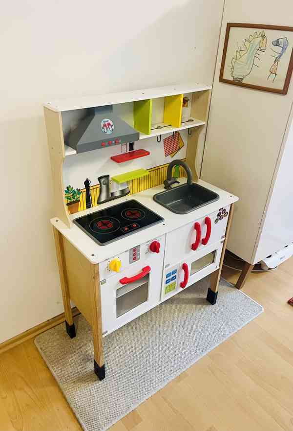 Dětská kuchyňka s bohatou výbavou  - foto 2