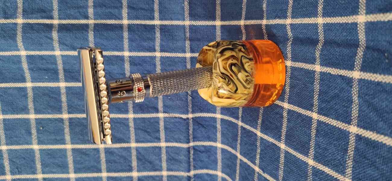 Yaqi stojánek na holící strojek z pryskyřice - foto 6