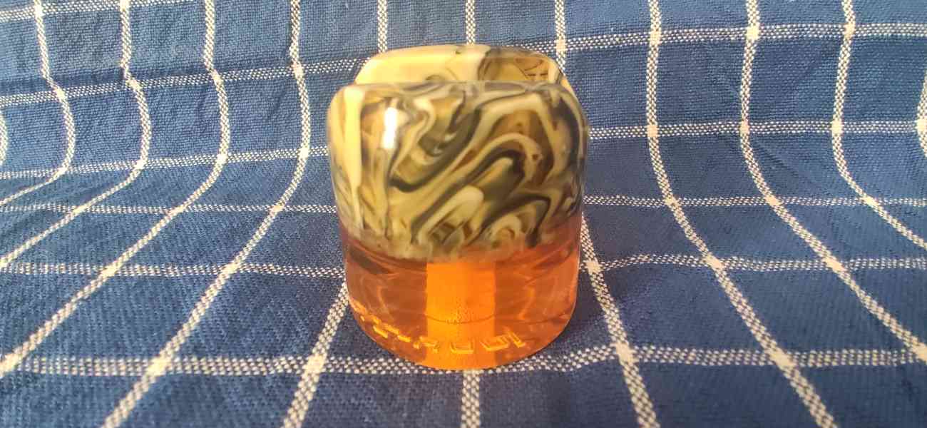 Yaqi stojánek na holící strojek z pryskyřice - foto 5