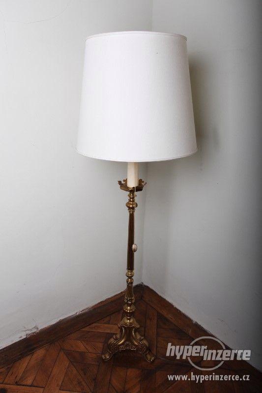 Mosazná stojací lampa s foralním zdobením