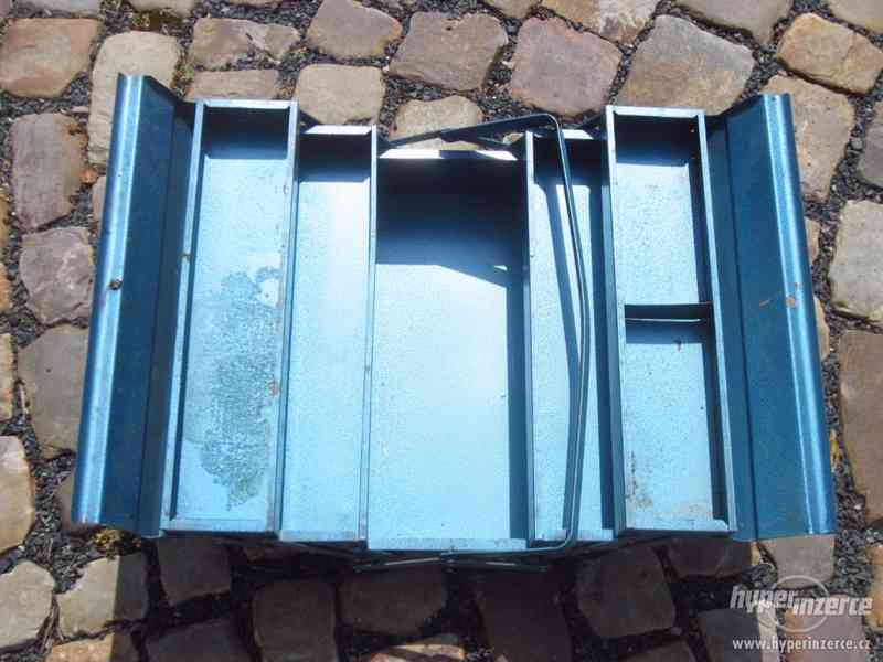 Zamykatelná kovová skříňka na nářadí. - foto 2