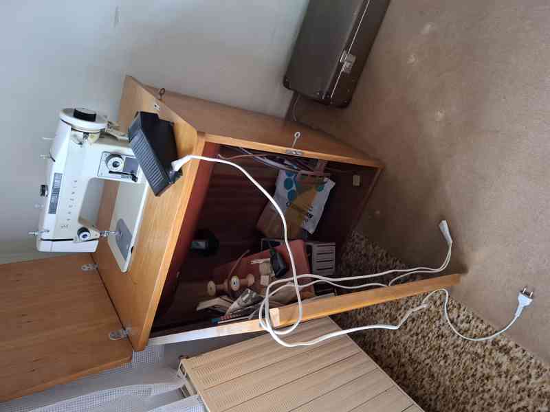 Šicí stroj Lucznik 438 ve skříni - foto 7