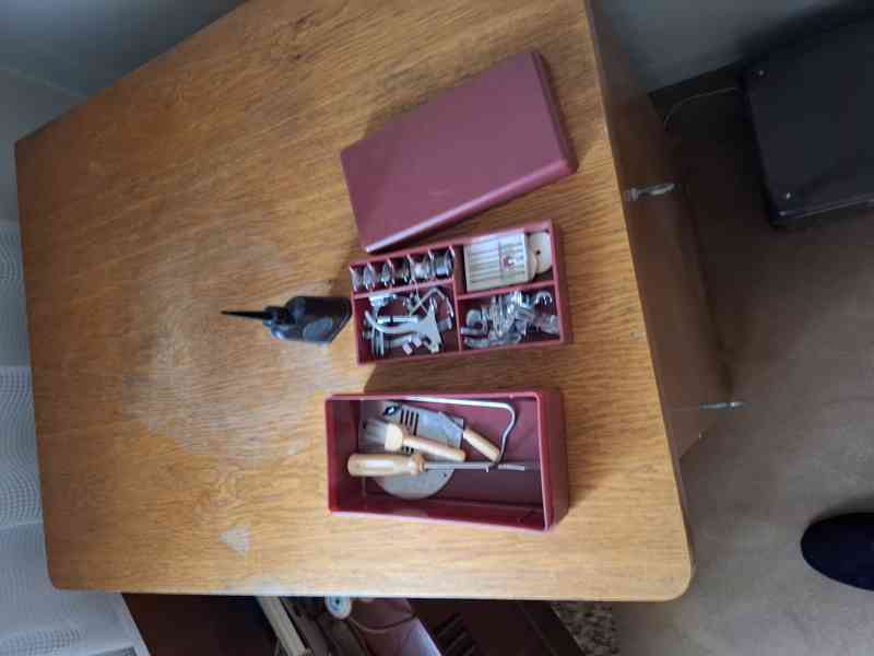 Šicí stroj Lucznik 438 ve skříni - foto 9