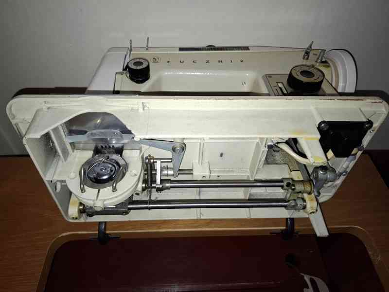 Šicí stroj Lucznik 438 ve skříni - foto 4