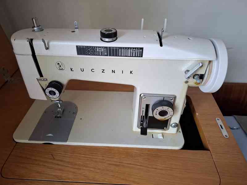 Šicí stroj Lucznik 438 ve skříni - foto 3