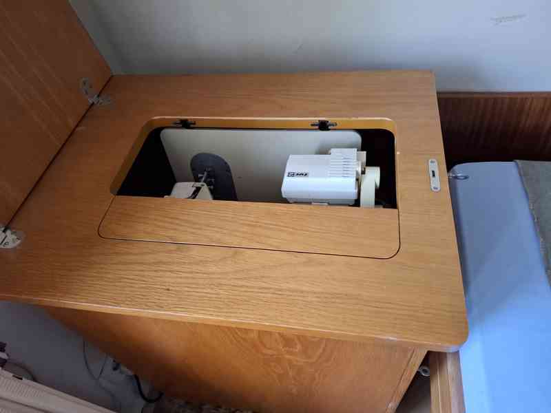 Šicí stroj Lucznik 438 ve skříni - foto 2