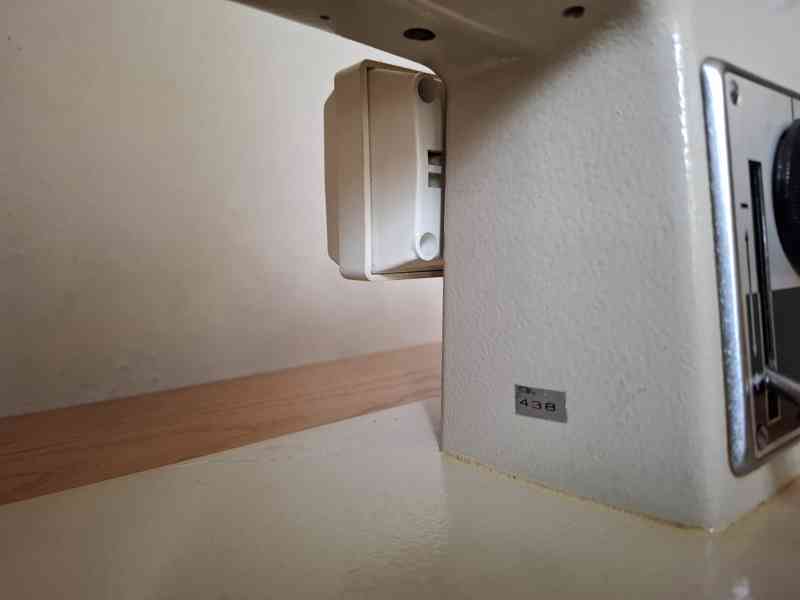 Šicí stroj Lucznik 438 ve skříni - foto 6