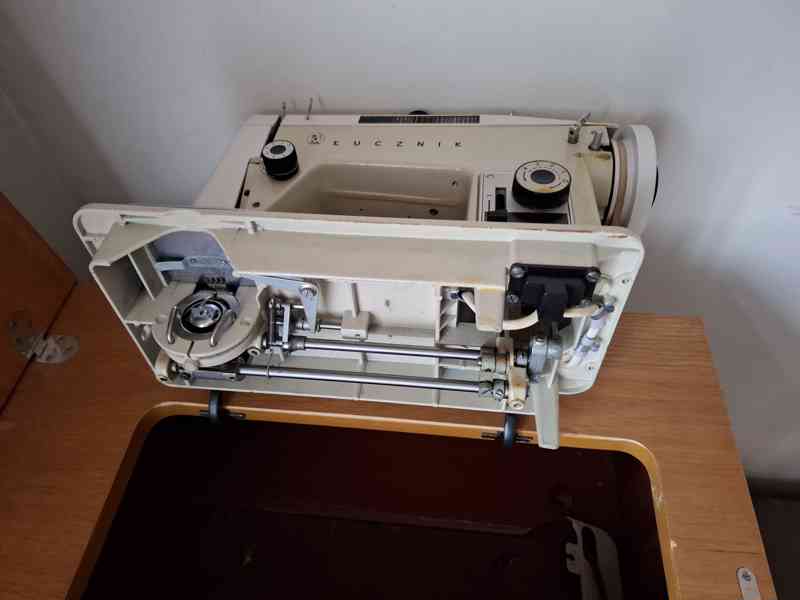 Šicí stroj Lucznik 438 ve skříni - foto 8