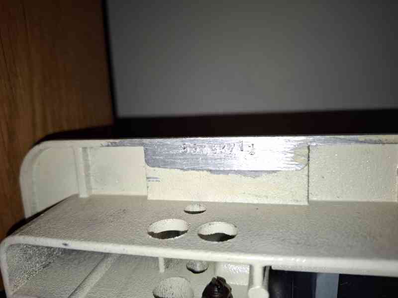 Šicí stroj Lucznik 438 ve skříni - foto 5