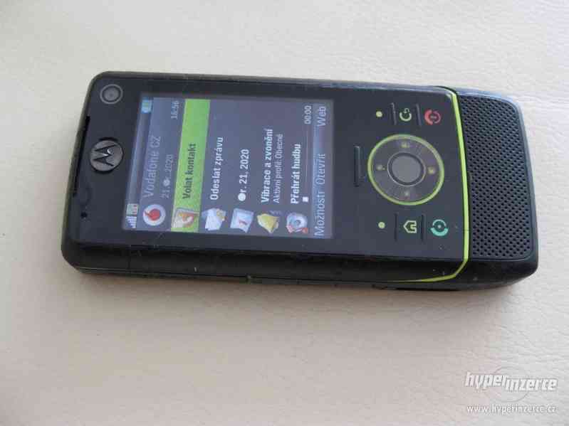 MOTORIZR Z8 - plně funkční výsuvný mobilní telefon z r.2008 - foto 2