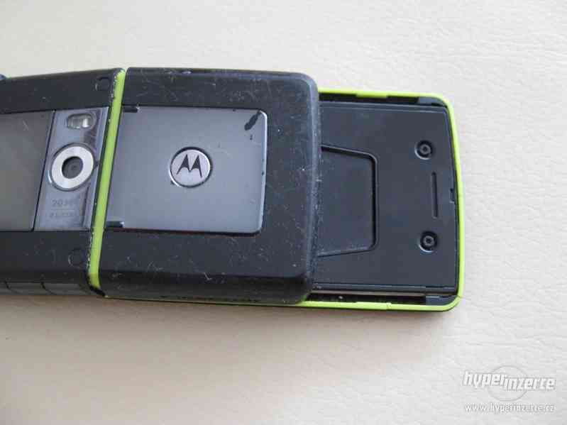 MOTORIZR Z8 - plně funkční výsuvný mobilní telefon z r.2008 - foto 13