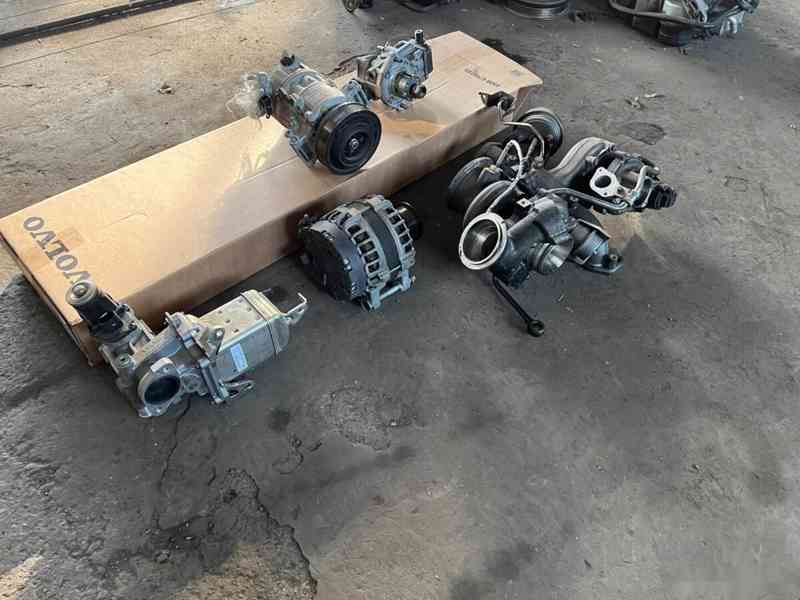 Motor D4204T23 173kW Volvo V90CC - foto 7