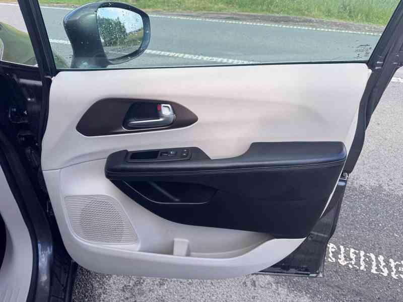 Chrysler Pacifica 3,6 RU Touring L 8 míst 2017 - foto 11