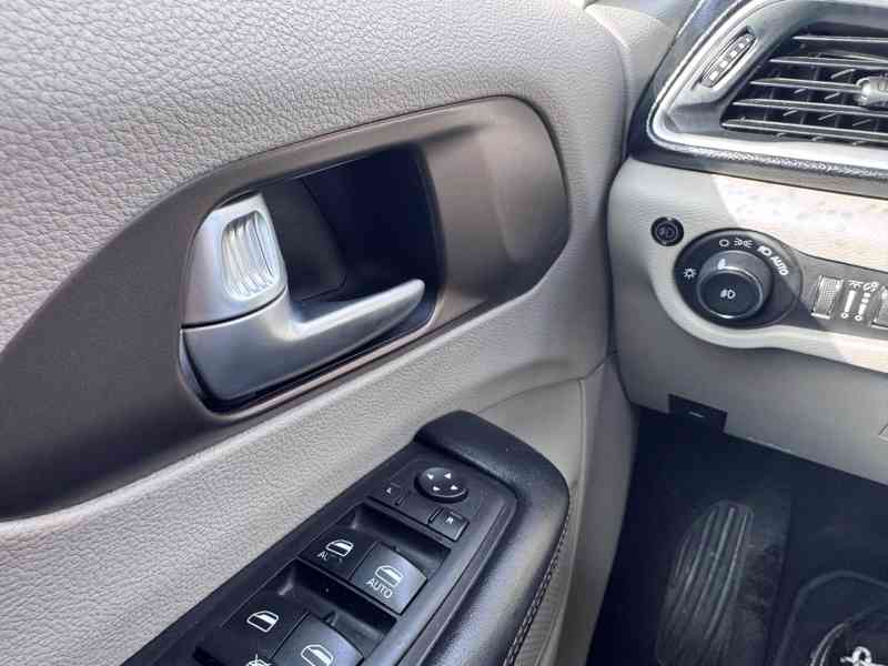 Chrysler Pacifica 3,6 RU Touring L 8 míst 2017 - foto 20