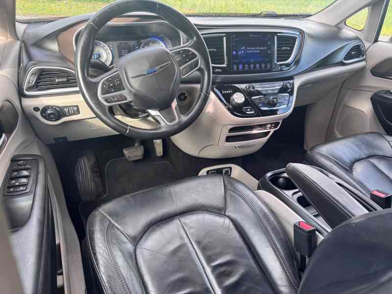 Chrysler Pacifica 3,6 RU Touring L 8 míst 2017 - foto 14