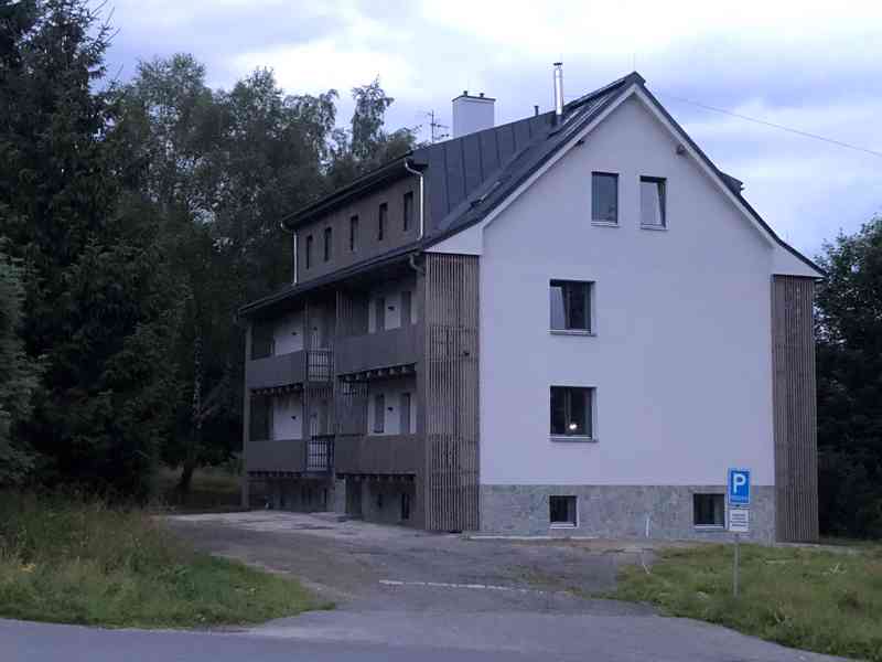 Dlouhodobý pronájem 2 bytů v nově zrekonstruovaném BD v Bedř - foto 8