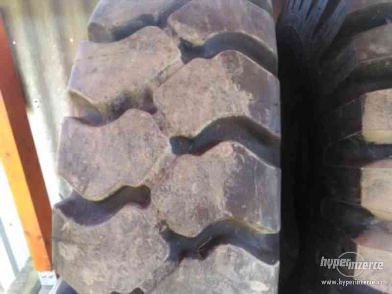 Pneumatiky 18,00 x 25- na kolový stavební nakladač UNC 200 - foto 4