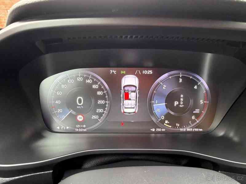 Volvo XC40 2,0   D4 AWD,AT 110KW - foto 12