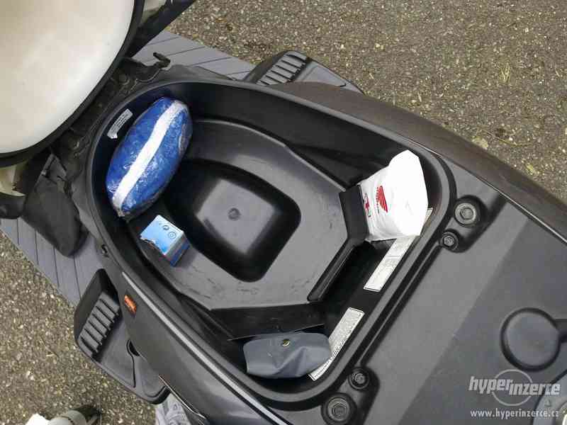 Prodám scooter Honda Lead 100, SUPER STAV - foto 11