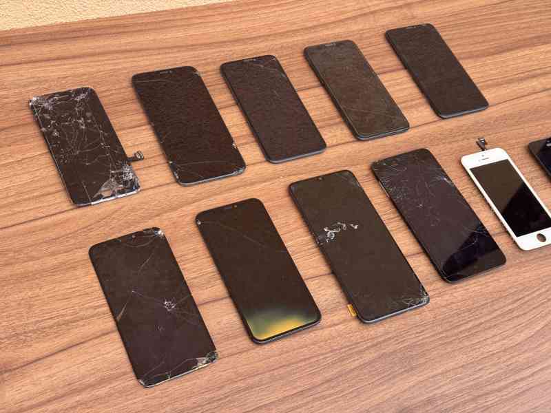 Velký balík Apple iPhone – telefony, příslušenství, displeje - foto 4