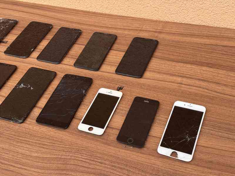 Velký balík Apple iPhone – telefony, příslušenství, displeje - foto 3