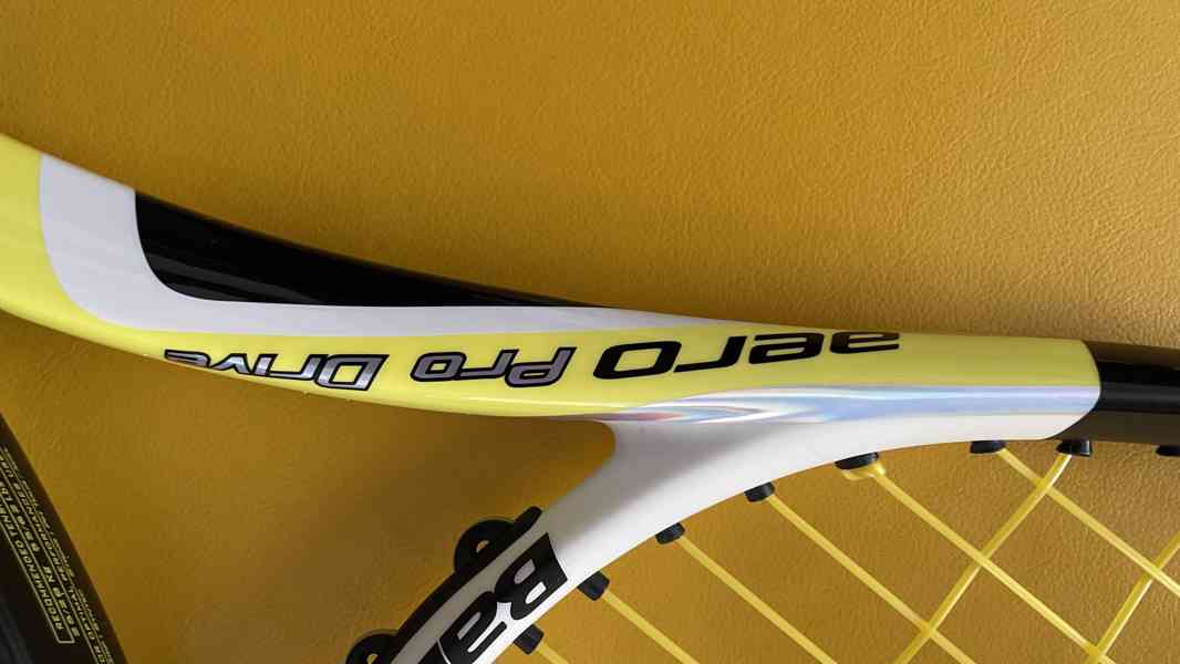 Prodám tenisovou raketu Babolat Aero Pro Drive včetně tašky - foto 2