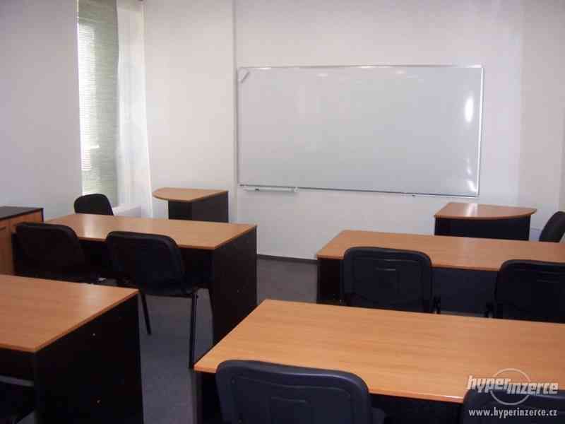 Učebna, školící, jednací nebo konferenční místnost. - foto 1