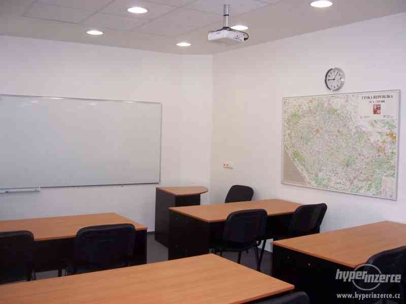 Učebna, školící, jednací nebo konferenční místnost. - foto 2